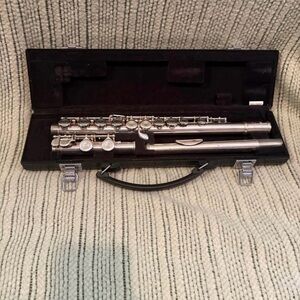 Yamaha Silver Flute with Case